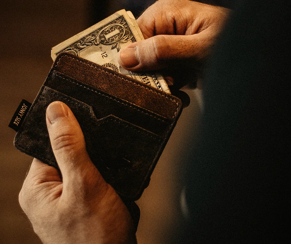 081122_940x788_wallet